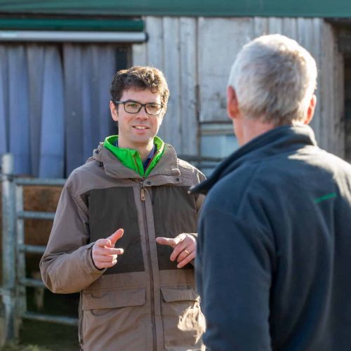 Ralf Nentwich, Mitglied des Landtags Baden-Württemberg, im Gespräch bei einem Vor-Ort-Besuch auf einem landwirtschaftlichen Betrieb